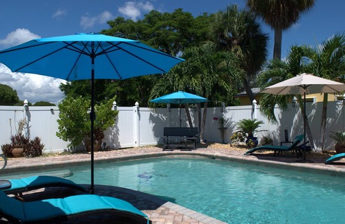 Tropic Palms House | CasaDelray! nYour Spacious 5BR Coastal Retreat nJust Minutes Away From The BEACH
