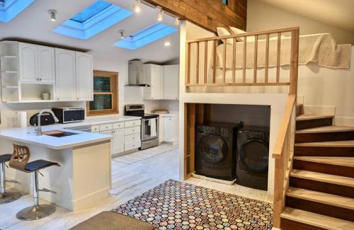 La Selva Beach House | Casalarada - House by the Creek