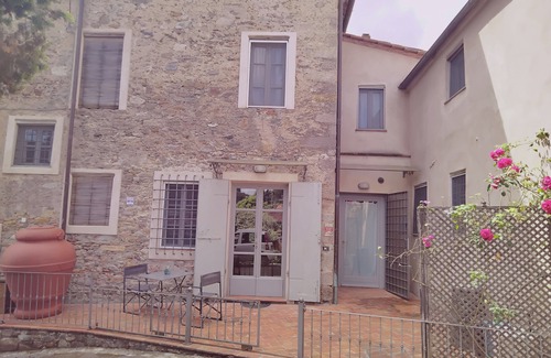 Sant'Andrea di Compito Villa | Casale Delle Camelie