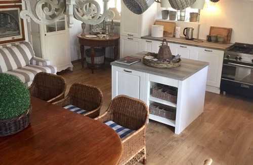 Volta Mantovana House | Casale di Charme is in the open countryside on Lake Garda