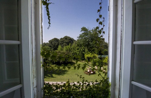 Volta Mantovana House | Casale di Charme is in the open countryside on Lake Garda