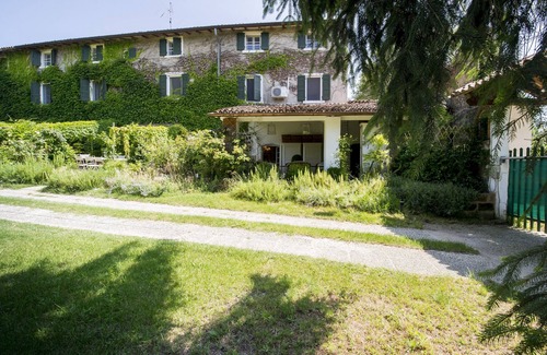 Volta Mantovana House | Casale di Charme is in the open countryside on Lake Garda