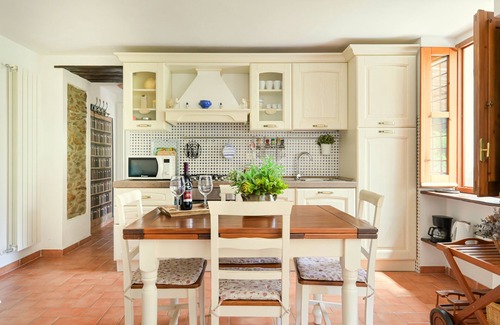 Strettoia House | CASALE STRETTOIESE - BIANCOSPINO Typical Stone farmhouse on Versilia Hills