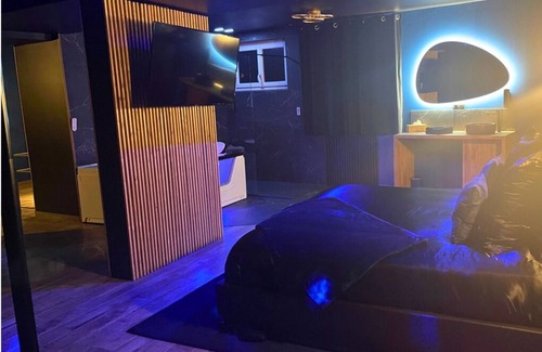 Sainte-Pezenne Apartment | Casanova Suite : Private SPA and Escape Love Game