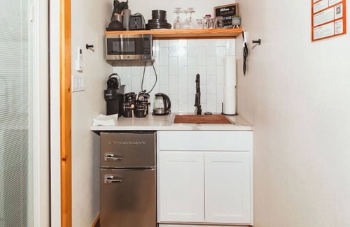Athens House | Casita 4 · Whimsical cozy tiny home in nature near water