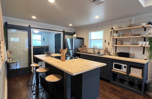 Alta Vista Cottage | Casita near Downtown including St. Mary’s, Pearl & Alamodome!