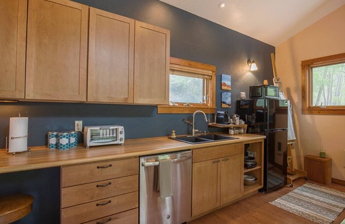Placerville House | Casita Rio: Private Riverside Retreat w/ Hot Tub