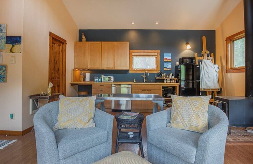 Placerville House | Casita Rio: Private Riverside Retreat w/ Hot Tub