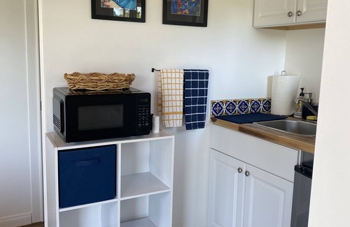 Vista Cottage | Casita w/Mountain Views, kitchenette, bathroom,queen bed, 20 min to the beach