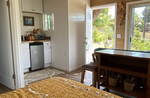 Vista Cottage | Casita w/Mountain Views, kitchenette, bathroom,queen bed, 20 min to the beach