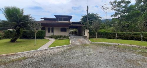 Horto House | Caso em condomínio com lago, serra, campo e mar