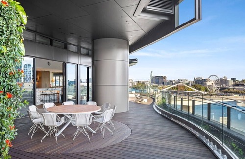 Brisbane Central Business District Apartment | CASSA ONE - The Heart of CBD & River View w/Pool