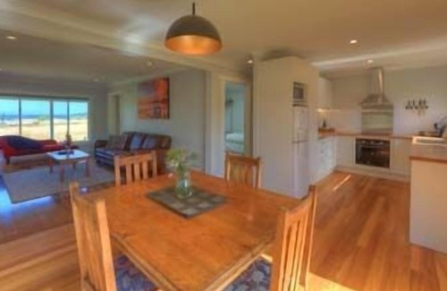 Huon Valley Cottage | Castaway Cottage, idyllic beachside cottage