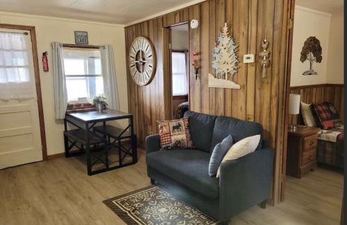 Newaygo Apartment | Castaway Cottage on Croton Pond #4