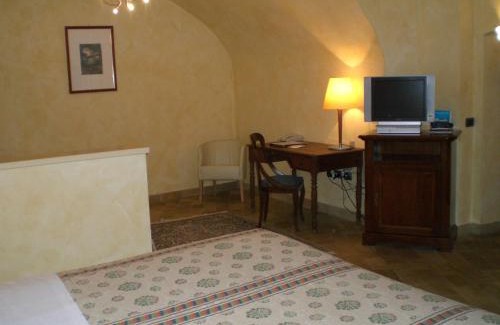 Costigliole Saluzzo Hotel | Castello Rosso