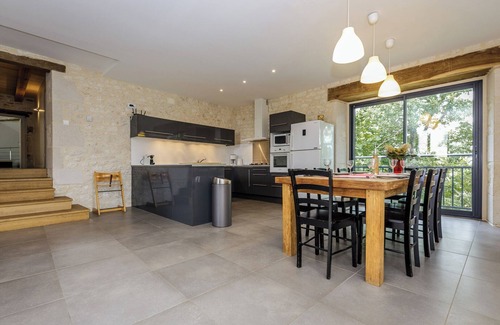 Castelnau-Montratier-Sainte-Alauzie House | Castelneuve is a private home with a luxurious appearance and pool