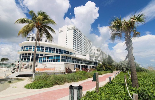 La Gorce Condo | Castle 412 BayView Studio with Pool and Direct Beach Access, Tennis, Free Parking
