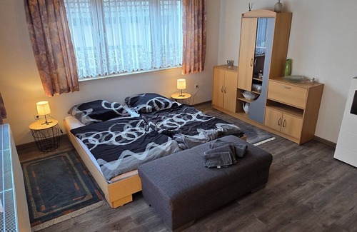 Burghaun Apartment | Castle apartment in Burghaun with balcony and 3 bedrooms for 5 persons.