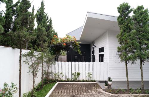 Astana Anyar Villa | Casuarina Villa - City Center American Classic Villa