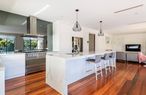 Wamberal House | CATALINA - PERFECT LOCATION. Steps to the beach. 5 BEDROOMS, POOL
