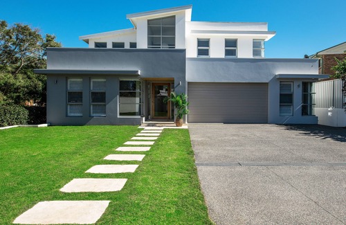 Wamberal House | CATALINA - PERFECT LOCATION. Steps to the beach. 5 BEDROOMS, POOL