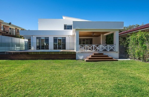 Wamberal House | CATALINA - PERFECT LOCATION. Steps to the beach. 5 BEDROOMS, POOL