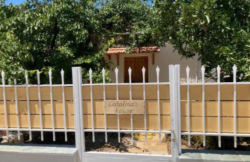 Xylokastron House | Catalina's house -Μικρή εξοχική κατοικία με αυλή & parking