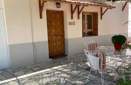 Xylokastron House | Catalina's house -Μικρή εξοχική κατοικία με αυλή & parking