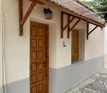 Xylokastron House | Catalina's house -Μικρή εξοχική κατοικία με αυλή & parking