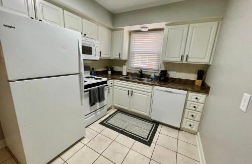 Joslyn Castle Apartment | Cathedral 1-Walking Distance to UNMC