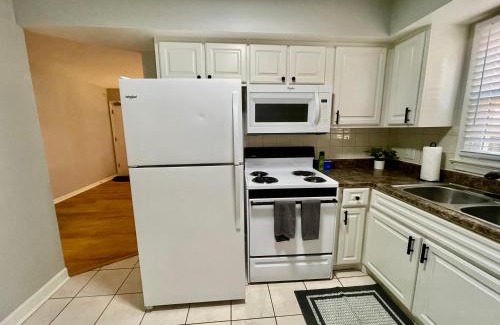 Joslyn Castle Apartment | Cathedral 1-Walking Distance to UNMC