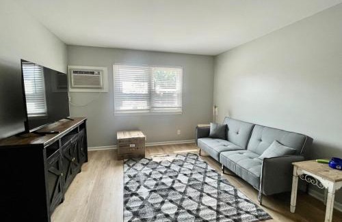 Joslyn Castle Apartment | Cathedral 3-Charming Apartment walk to UNMC