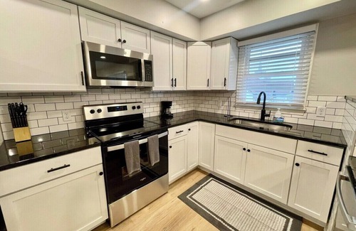 Joslyn Castle Apartment | Cathedral 7-New & Modern near UNMC