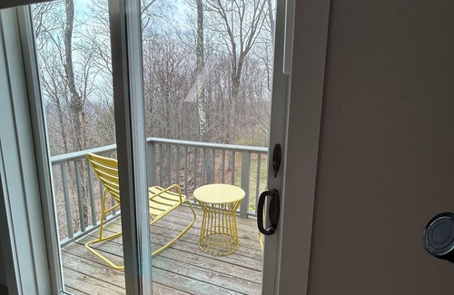 Livingston Manor House | Catskills Secluded Treehouse with stunning views near Livingston Manor