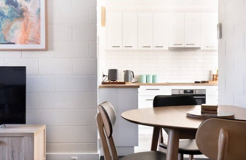 Launceston CBD Apartment | CBD Apartment by the Park: WiFi & Parking