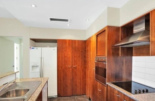 Launceston CBD Apartment | CBD locale with onsite restaurant, free gym, parking and wi-fi