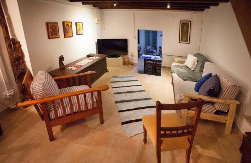 Vasa Koilaniou House | Cecilias Courtyard