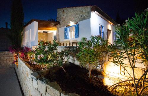 Vasa Koilaniou House | Cecilias Courtyard