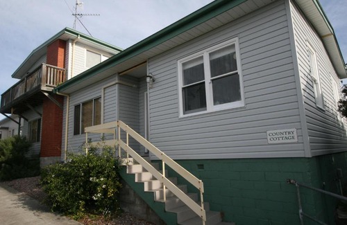 Blackmans Bay House | Cedar Cottages Blackmans Bay