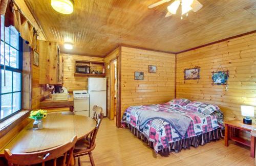 Davis Apartment | Cedar Falls Cabins #6 Hillside with Views!