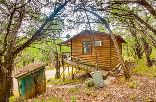 Davis Apartment | Cedar Falls Cabins #6 Hillside with Views!