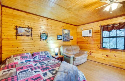Davis Apartment | Cedar Falls Cabins #6 Hillside with Views!