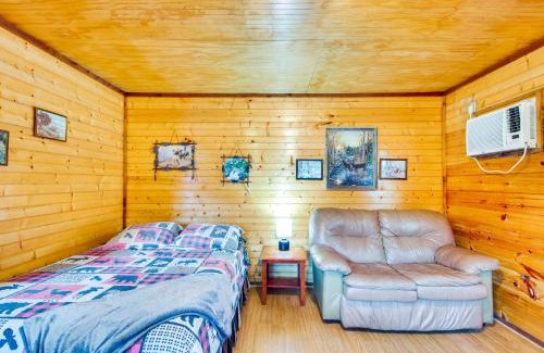 Davis Apartment | Cedar Falls Cabins #6 Hillside with Views!