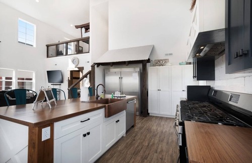 Garden City Cabin | Cedar Farmhouse and Silo w/POOL (Sleeps 50)