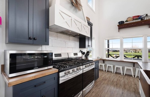 Garden City Cabin | Cedar Farmhouse and Silo w/POOL (Sleeps 50)