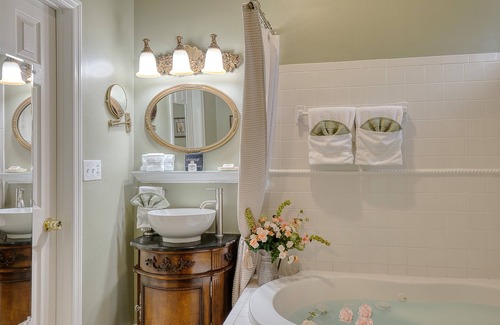 Downtown Historic District Bed & Breakfast | Cedar House Inn