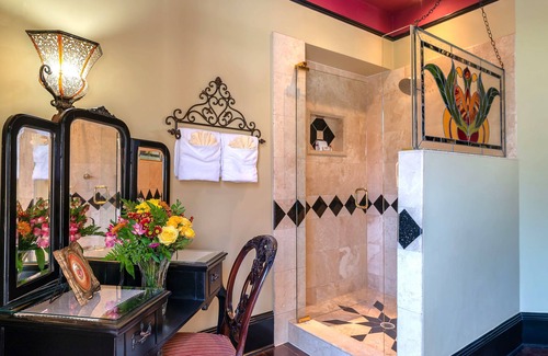 Downtown Historic District Bed & Breakfast | Cedar House Inn