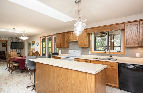 Victoria Beach Cottage | Cedar House on Lakefront Facing Elk Island in Victoria Beach-non-restricted area