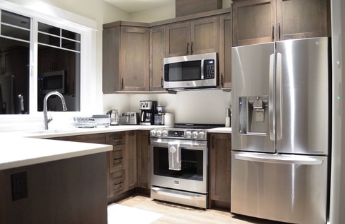 Courtenay House | Cedar Lodge: Mountain Views + Lvl2 EV + Ping Pong