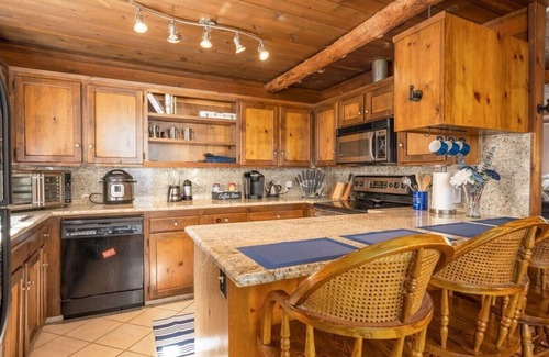 Oakhurst Cabin | Cedar Ridge/Hot Tub/BBQ/Sleeps 8